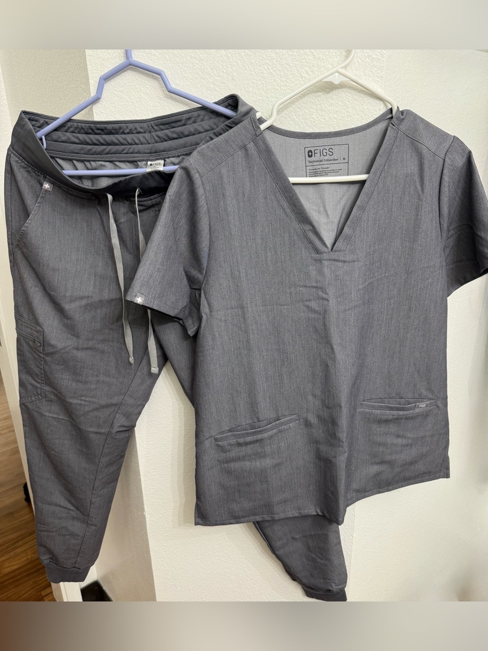 FIGS Technical Collection Women's M Scrub Casma Top &Zamora Jogger Graphite Gray